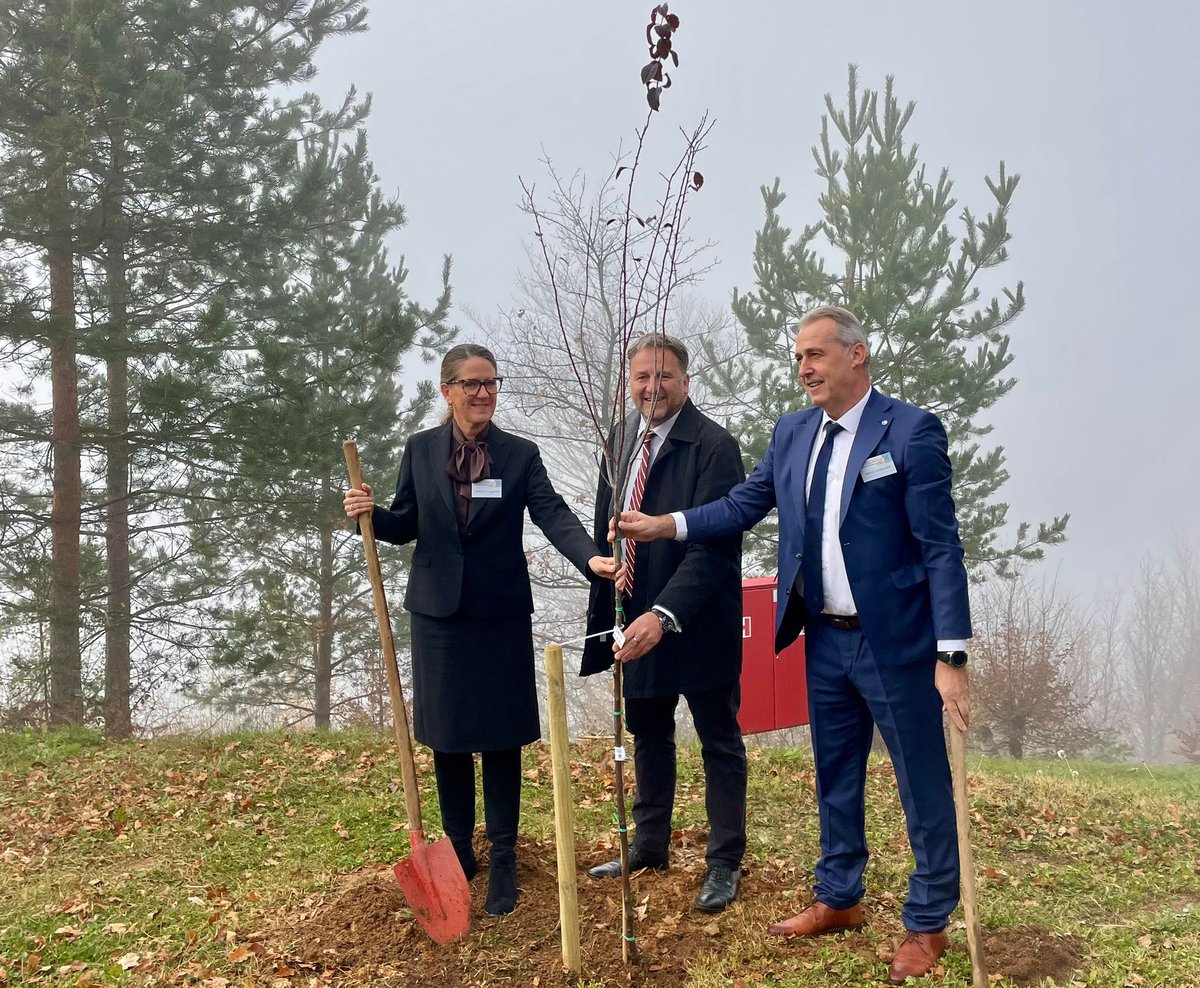 Promoting e-mobility is key to the success of the #GreenTransition of #BosniaHerzegovina🇧🇦 &amp; part of the solution to improve #AirQuality. <a href="/UNDPBiH/">UNDP in Bosnia and Herzegovina</a> is pleased to partner with the  FBIH Chamber of Commerce &amp;  <a href="/SwedenBiH/">Sweden in BiH</a> to mobilize all stakeholders &amp; push electro mobility in #BiH