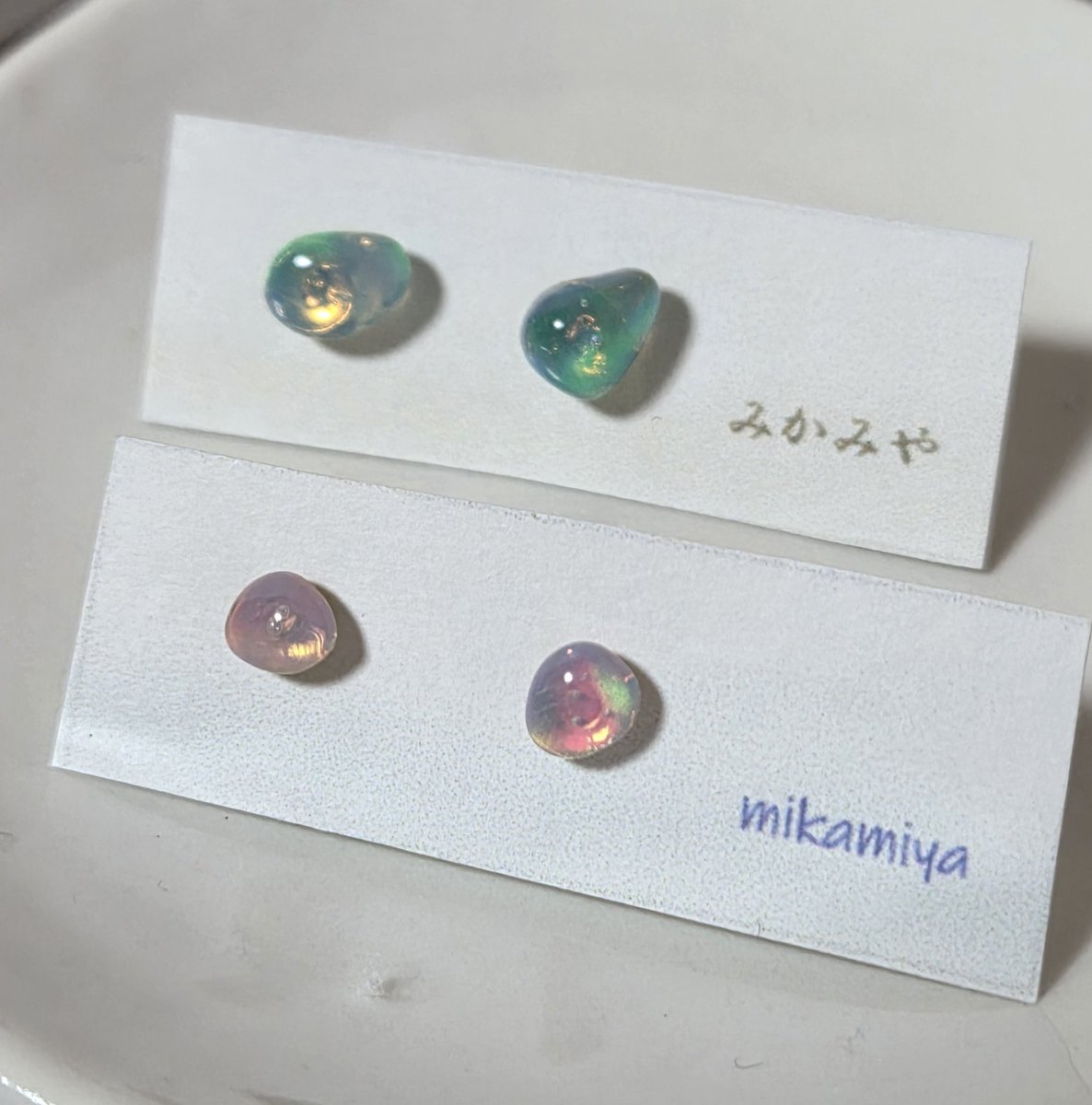 shino_huyu_mon's tweet image. 新作納品しました〜！
ギャラリーカフェ日向箱1号店さま
（@hinatan4442 ）
ハイオパピアス
星🌟ピアス/ノンホールピアス。
どれも角度によって色が変わるキラキラ✨ですので、ぜひお手にとって見てくださいませ〜！
よろしくお願いします！

 #レジンアクセサリー 
 #ハイオパ