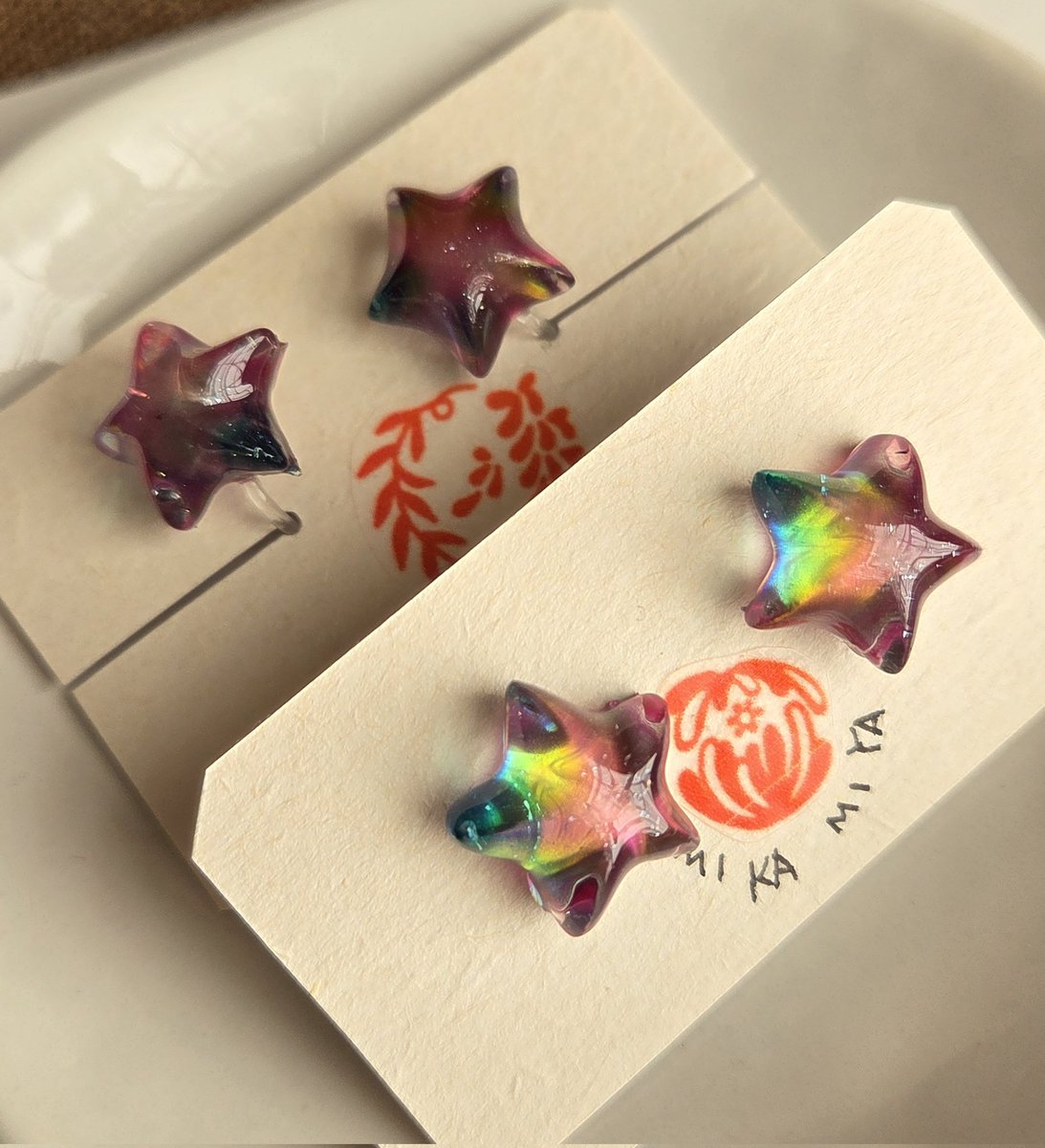 shino_huyu_mon's tweet image. 新作納品しました〜！
ギャラリーカフェ日向箱1号店さま
（@hinatan4442 ）
ハイオパピアス
星🌟ピアス/ノンホールピアス。
どれも角度によって色が変わるキラキラ✨ですので、ぜひお手にとって見てくださいませ〜！
よろしくお願いします！

 #レジンアクセサリー 
 #ハイオパ