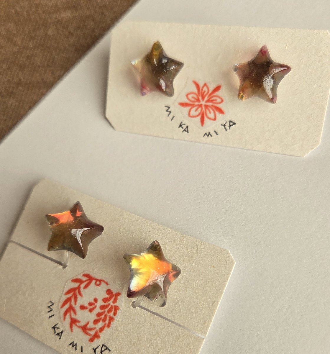 shino_huyu_mon's tweet image. 新作納品しました〜！
ギャラリーカフェ日向箱1号店さま
（@hinatan4442 ）
ハイオパピアス
星🌟ピアス/ノンホールピアス。
どれも角度によって色が変わるキラキラ✨ですので、ぜひお手にとって見てくださいませ〜！
よろしくお願いします！

 #レジンアクセサリー 
 #ハイオパ