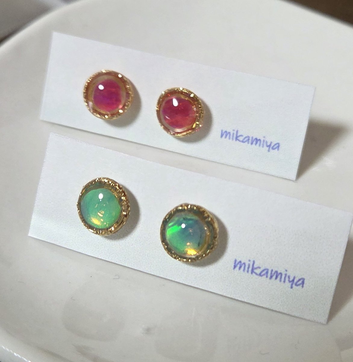 shino_huyu_mon's tweet image. 新作納品しました〜！
ギャラリーカフェ日向箱1号店さま
（@hinatan4442 ）
ハイオパピアス
星🌟ピアス/ノンホールピアス。
どれも角度によって色が変わるキラキラ✨ですので、ぜひお手にとって見てくださいませ〜！
よろしくお願いします！

 #レジンアクセサリー 
 #ハイオパ