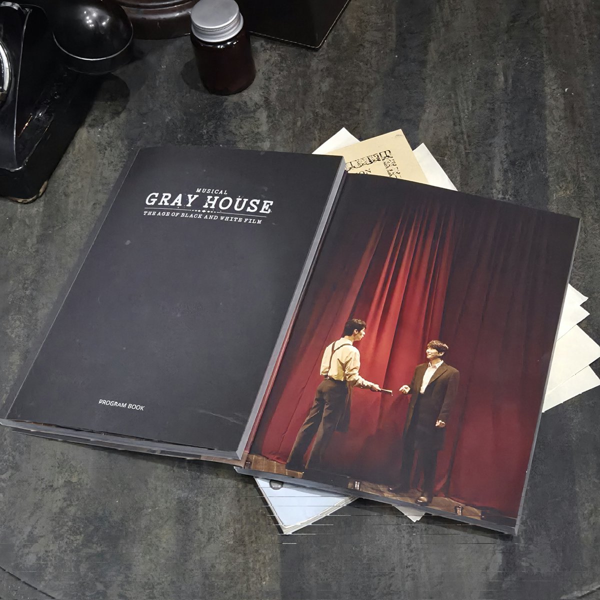 [뮤지컬 #그레이하우스]

🎫 MD 안내

✔️프로그램 북
✔️사이즈 182x257mm 내지 116P
✔️12,000원

*금일부터 구매 가능합니다. 
_
𝐌𝐮𝐬𝐢𝐜𝐚𝐥 𝐆𝐫𝐚𝐲 𝐇𝐨𝐮𝐬𝐞
2025.09.23 - 12.07
예스24아트원1관