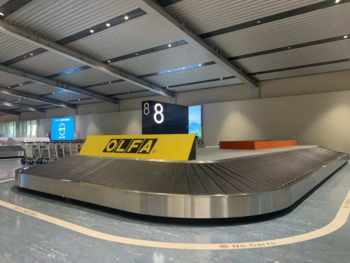 hobbyshopkikka's tweet image. 先週末の大阪✨️大阪国際空港(伊丹空港/ #ITM )に到着✈️ バゲージクレームの #OLFA の看板を見ると関西に来た感じがする😆大阪方面に向かう前にデッキで外を眺めつつ #そらやん にご挨拶🤩