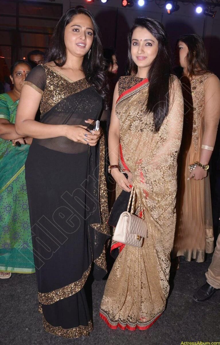 Mohantrishmania's tweet image. Wish you many more happy returns of the day versatility sweetie @MsAnushkaShetty 

Behalf of all SQ @trishtrashers fans

#HBDAnushka #Trishakrishnan