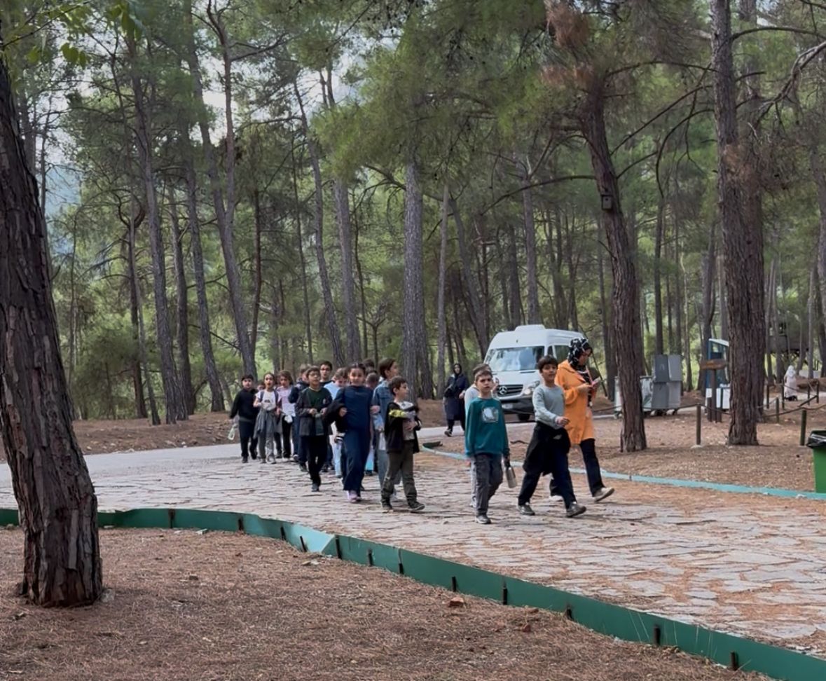 dkmp6blg's tweet photo. Termessos Milli Parkı’nda geleceğin doğa koruyucularıyla buluştuk 🌿
Güvenlik İlkokulu öğrencileriyle biyoçeşitlilik, yaban hayatı ve tabiatın korunması üzerine eğitimler gerçekleştirdik.
Doğa yürüyüşüyle tarihi Termessos’u keşfettik. 💚
#DoğaKoruma #MilliParklar #Termessos https://t.co/ddSqN2ofnY
