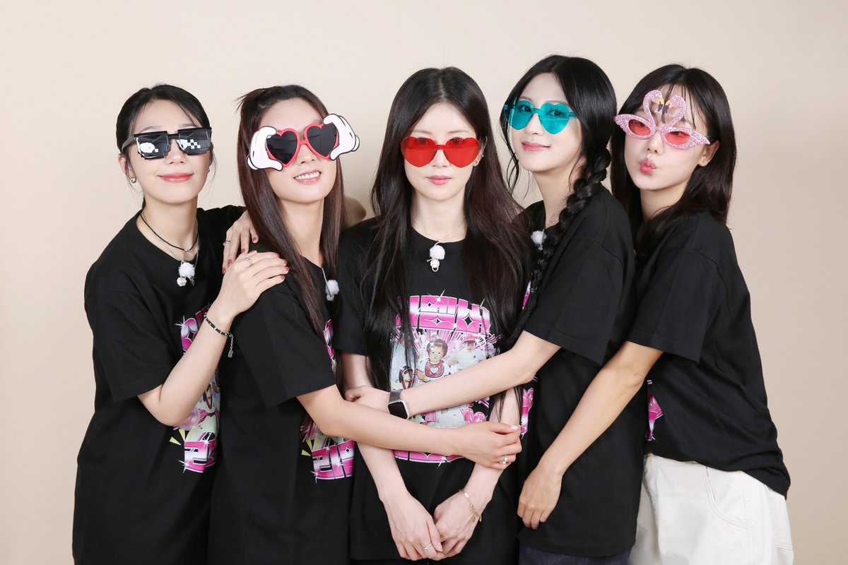 Apink_2011's tweet image. [📸]

&amp;lt;#이멤버리멤버&amp;gt;

함께라서 더 소중했던 시간💕
이 순간을 영원히 📸
𝙏𝙝𝙞𝙨 𝙢𝙚𝙢𝙗𝙚𝙧? 𝙍𝙚𝙢𝙚𝙢𝙗𝙚𝙧 .ᐟ 

#에이핑크 #Apink
#박초롱 #윤보미 #정은지
#김남주 #오하영