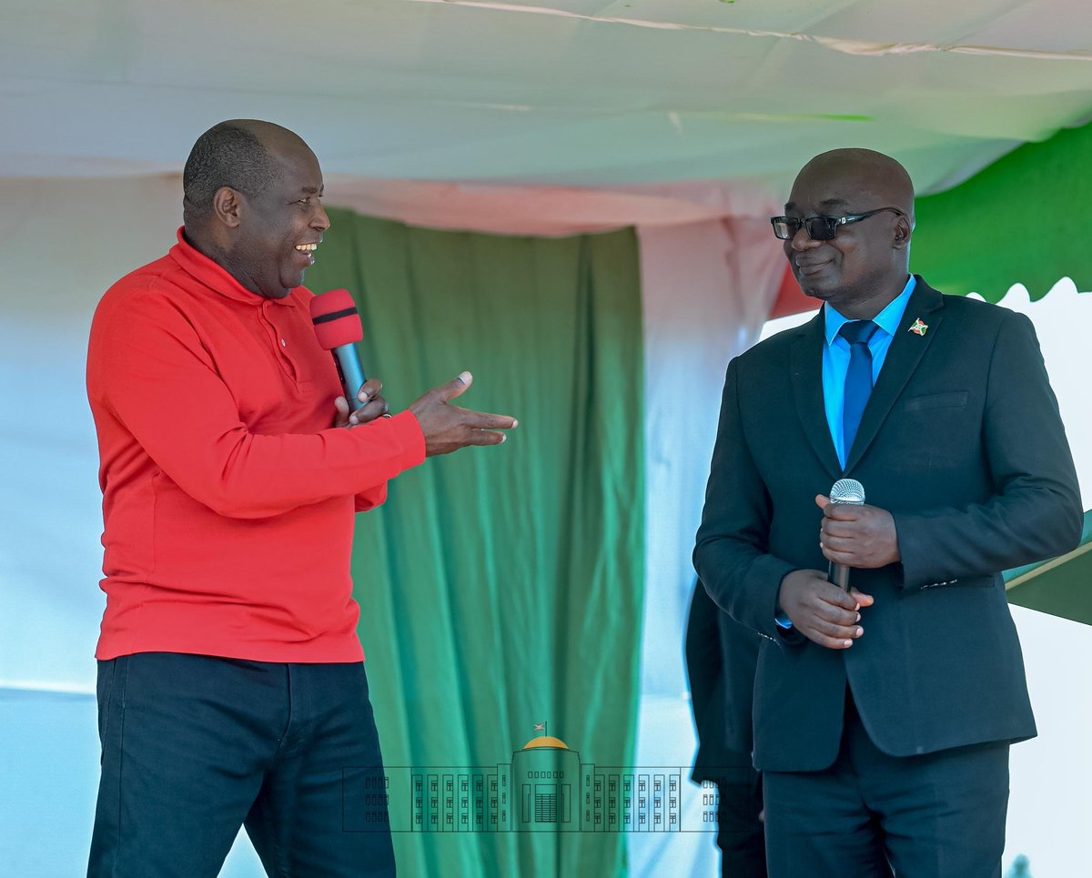 KwaNtare's tweet image. Nyenicubahiro @GeneralNeva yarashikirije icese Musitanteri mushasha wa komine #Busoni François-Xavier KARENZO. Ivyo birori vyabereye i Nyarunazi mu ntara ya @PButanyerera aho isinzi ry'abenegihugu bo mu ntara ya kera ya #Kirundo bari basidukanye n'iyonka gushigikira Musitanteri.