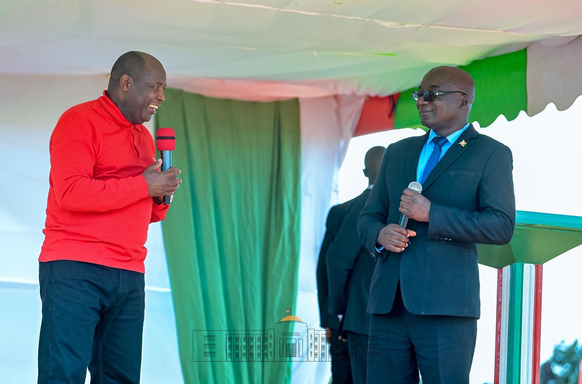 KwaNtare's tweet image. Nyenicubahiro @GeneralNeva yarashikirije icese Musitanteri mushasha wa komine #Busoni François-Xavier KARENZO. Ivyo birori vyabereye i Nyarunazi mu ntara ya @PButanyerera aho isinzi ry'abenegihugu bo mu ntara ya kera ya #Kirundo bari basidukanye n'iyonka gushigikira Musitanteri.