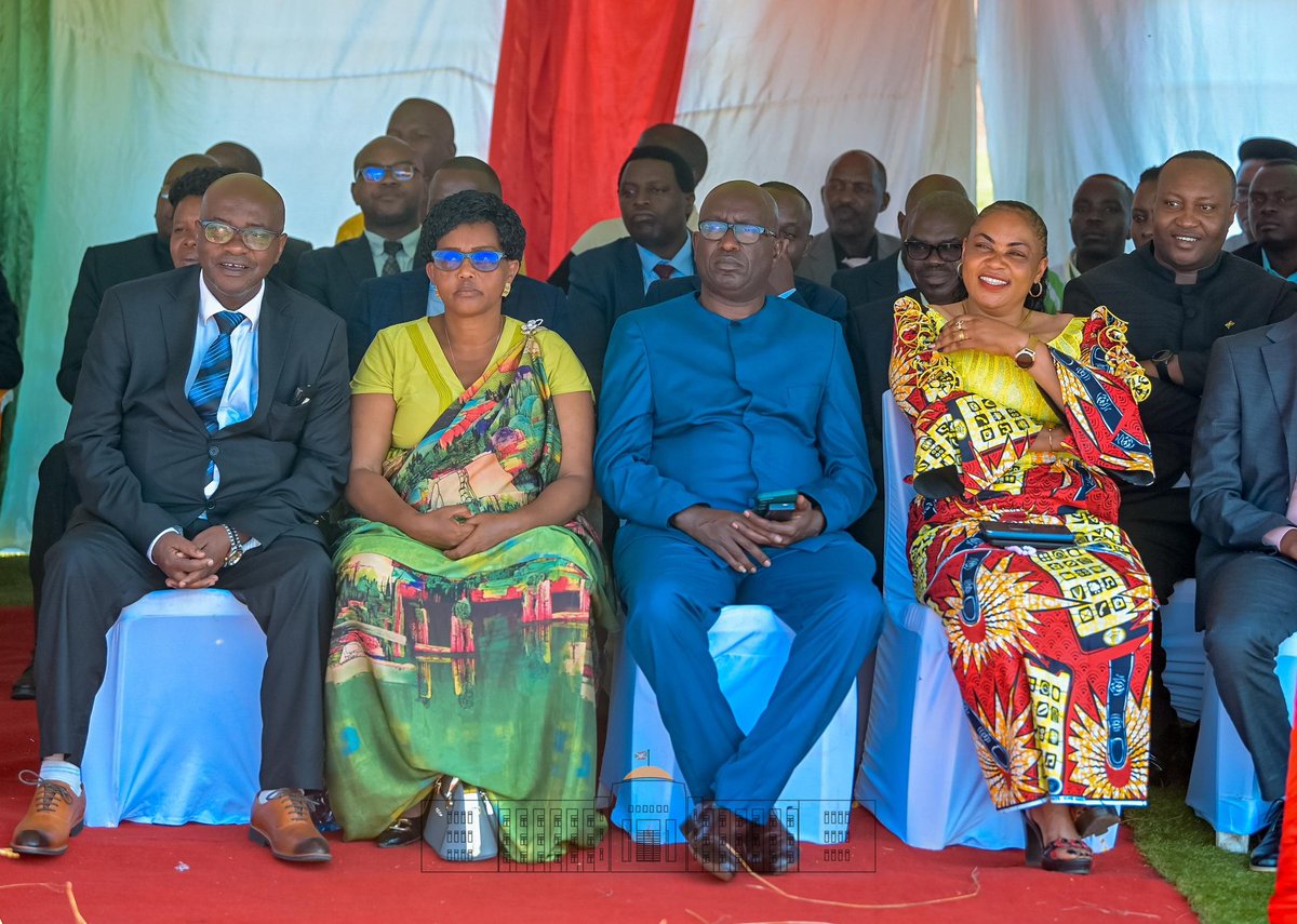 KwaNtare's tweet image. Nyenicubahiro @GeneralNeva yarashikirije icese Musitanteri mushasha wa komine #Busoni François-Xavier KARENZO. Ivyo birori vyabereye i Nyarunazi mu ntara ya @PButanyerera aho isinzi ry'abenegihugu bo mu ntara ya kera ya #Kirundo bari basidukanye n'iyonka gushigikira Musitanteri.