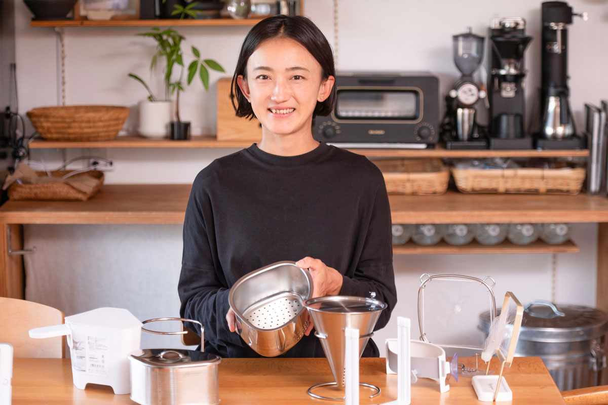 yourSELECT_Life's tweet photo. Q. 生ゴミのにおいを防ぐには、どんな三角コーナーがおすすめ？

A.💁‍♀️フタ付きタイプや抗菌加工されたステンレス製の三角コーナーがおすすめです。

フタを閉じることでにおい漏れを防ぎ、見た目もスッキリ保てます。

さらに、使い捨てのネットや不織布袋を併用すれば、そのまますぐに捨てられて衛生的です。

三角コーナーのおすすめ12選！
https://t.co/7ChhDpyKPw

#三角コーナー #ユアセレクト