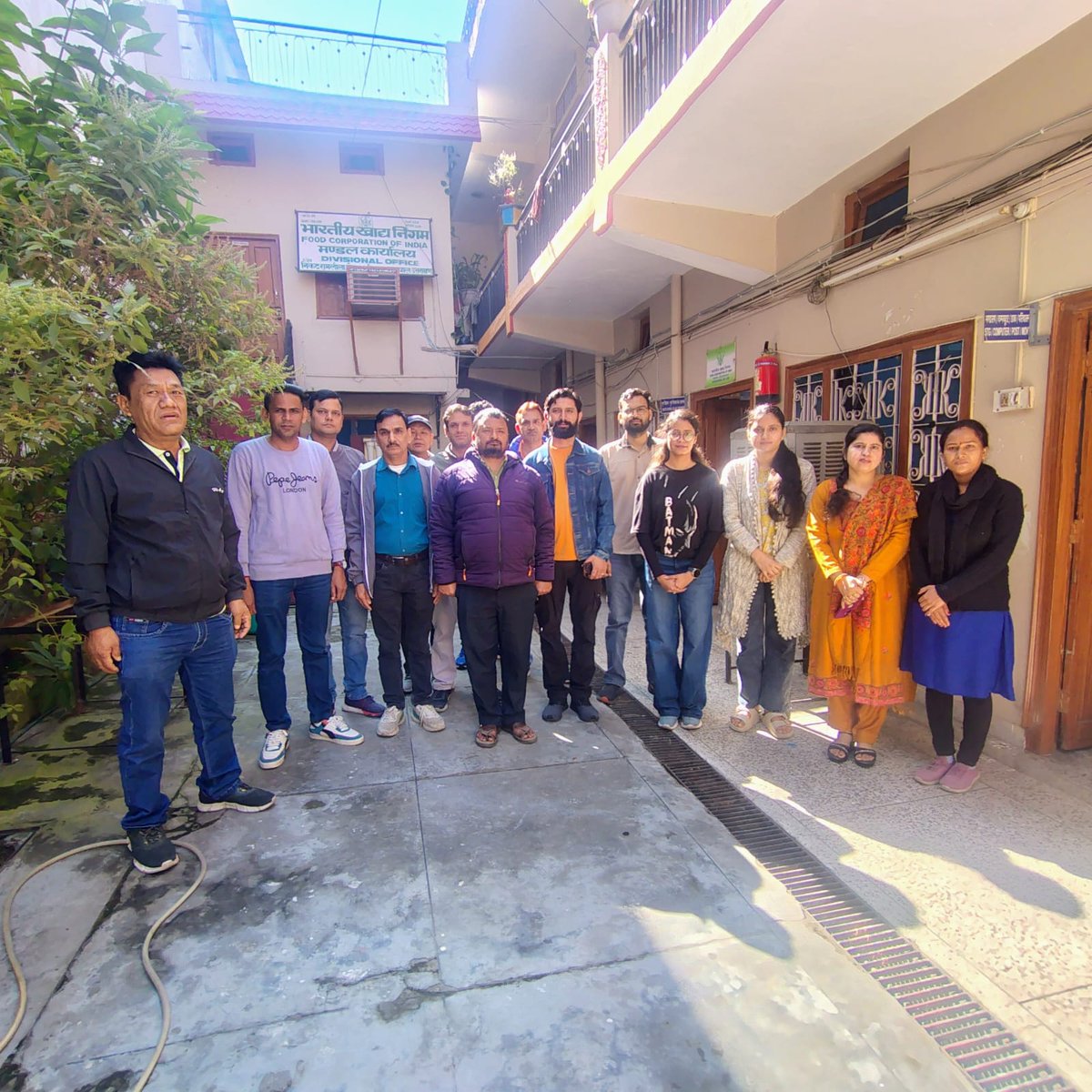 आज दिनांक 07.11.2025 को मंडल कार्यालय, श्रीनगर(ग.) परिसर में मंडल प्रबंधक की अध्यक्षता में अधिकारियो एवं कर्मचारियों द्वारा राष्ट्रीय गीत 'वंदे मातरम' के 150 वीं वर्षगांठ के अंतर्गत वंदे मातरम् गीत के सामूहिक गायन का आयोजन किया  गया। #vandematram150
<a href="/FCI_India/">Food Corporation of India</a> <a href="/FCI_NorthZone/">Food Corporation of India, North Zone</a>