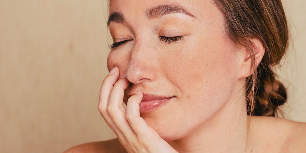 Open je social media en je komt gegarandeerd een make-uproutine tegen met de freckle pen. Na microblading dn powerbrows bieden beautysalons nu ook semi-permanente sproetjes aan. Maar is dat wel een goed idee? buff.ly/yqjrZF1