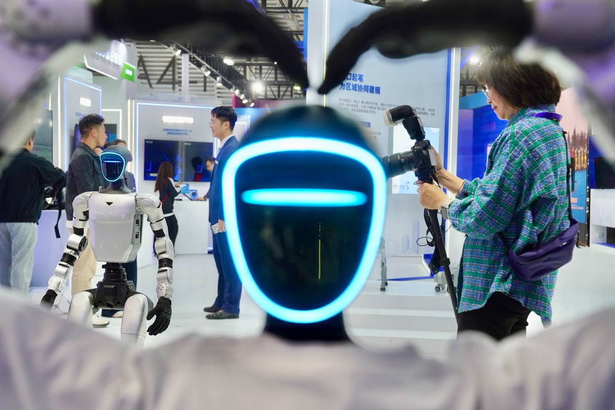 XJiazhou's tweet image. Walk into a painting. Control a robot.
Wear your AI-generated art.
This year’s “Super Experience Hall” is where tech, art, and imagination collide. 💥
#AIExpo #SmartFuture