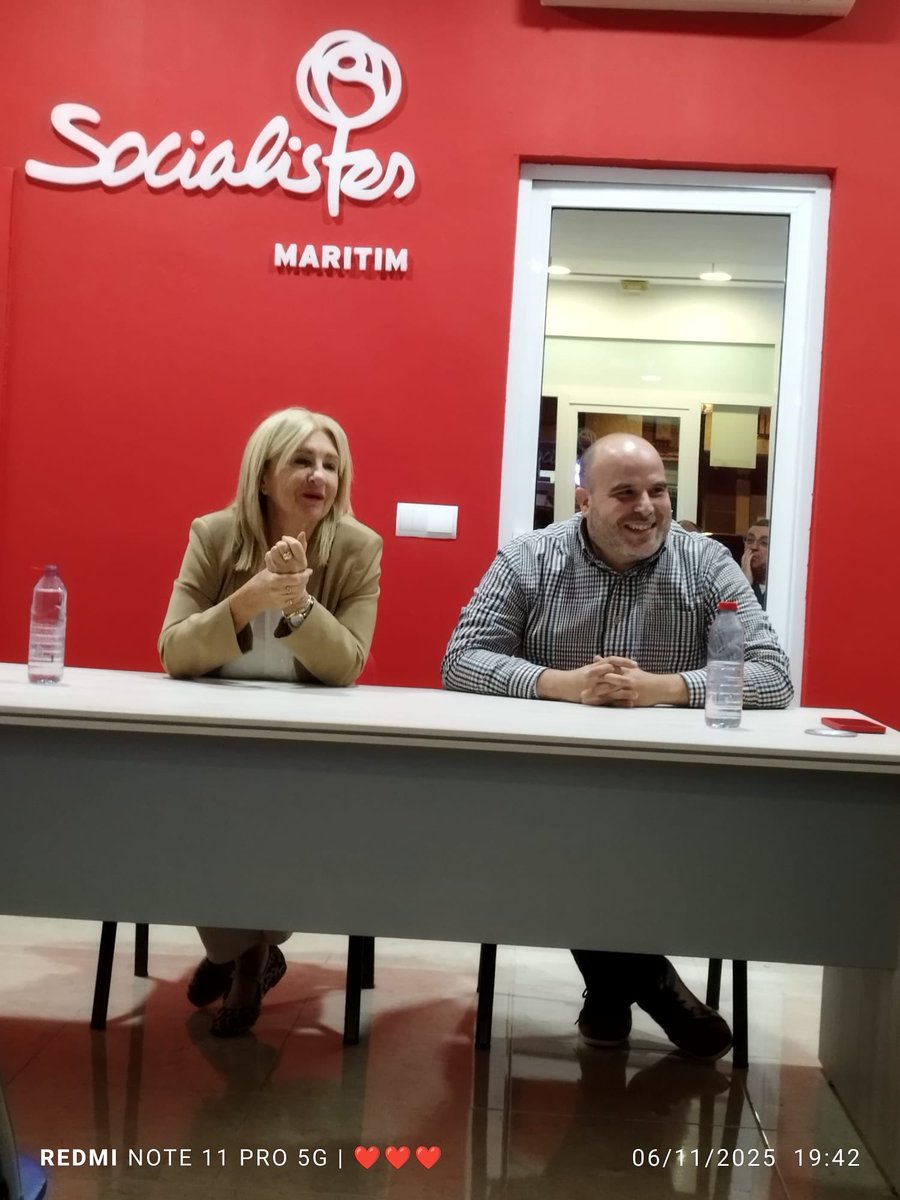 Gran tarde ayer en la agrupación con la senadora Cristina Moreno, hablando sobre las políticas del Gobierno y el trabajo que se impulsa desde el Senado para mejorar la vida de la gente.
¡Gracias por tu cercanía y por seguir defendiendo los valores socialistas! 🌹🇪🇸