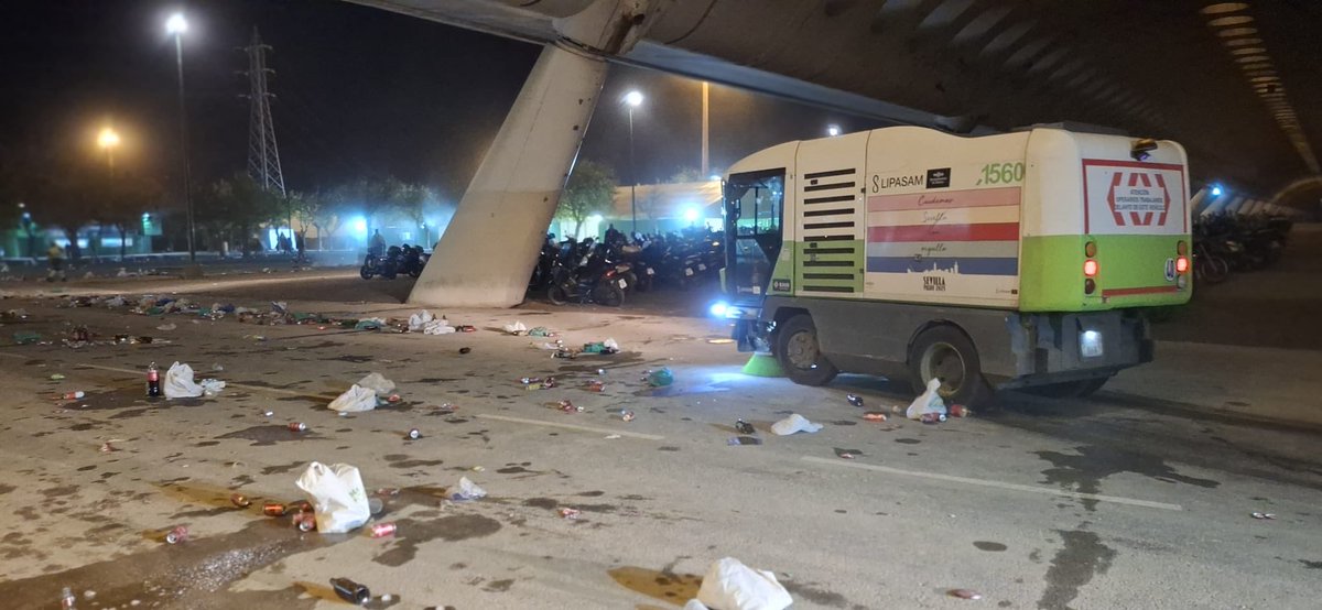 Dispositivo especial de limpieza para el partido de la #EuropaLeague #RealBetis #Lyon 

Lipasam en cada evento de la ciudad
#cuidemosSevilla

<a href="/ayto/">Clay Swartz</a> <a href="/eveliarincon/">Evelia Rincón</a>