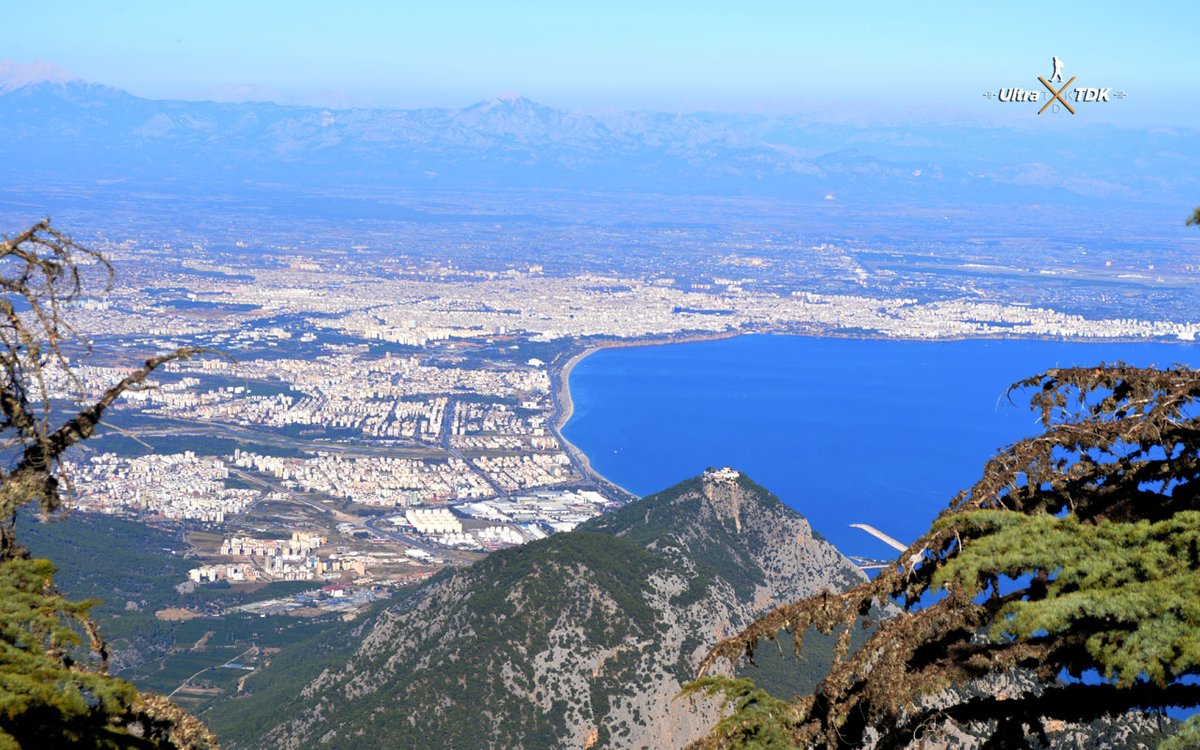 Burası Hisarçandır.
Aşağıda gördüğünüz deniz ise Konyaaltı sahili. Sahilden 20 km uzak ve 1000 MT daha yüksek.

Burada <a href="/Turkcell/">TURKCELL</a> kullananlar en ufak bir sorun yaşamazken her ay binlerce lira fatura ödememize rağmen <a href="/VodafoneTR/">Vodafone Türkiye</a> nin ne internetin den faydalanabiliyoruz ne de normal