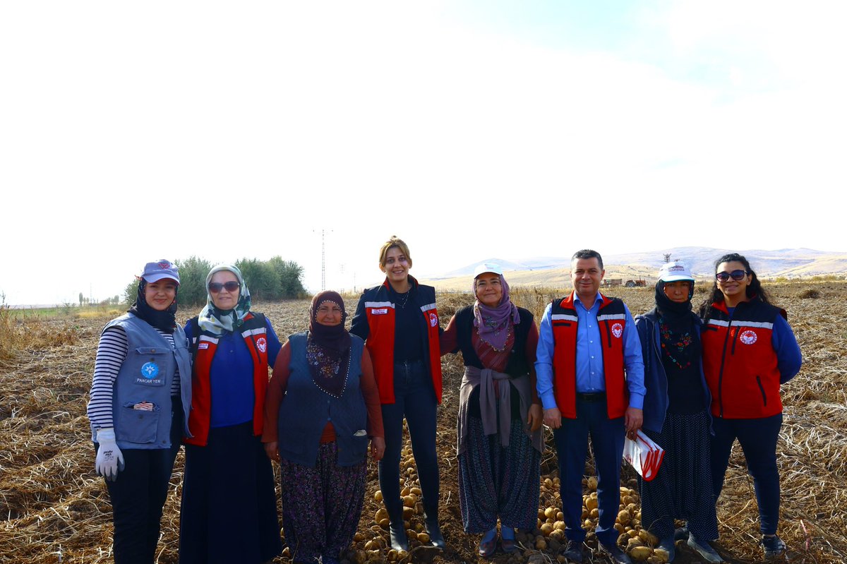 🌾 İl Müdürümüz Özgür Memiş, Kaymaklı kasabasında tarımsal üretim alanlarında incelemelerde bulunarak çiftçilerimizle bir araya geldi. 🤝