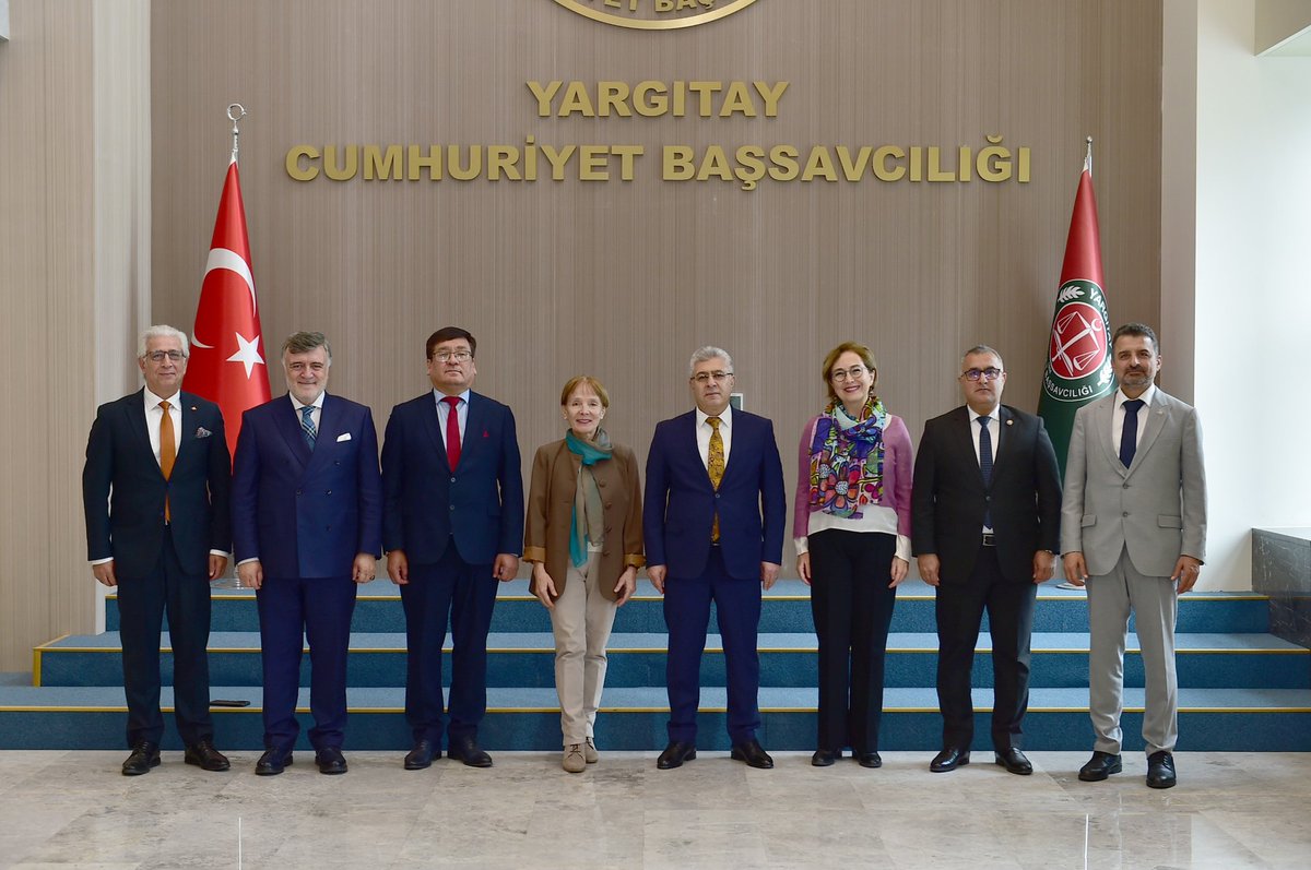 ...
TDAB #Azerbaycan Başkanı Nadir ADİLOV, #Kazakistan Başkanı Jandilda JAKUBOV ve Yönetim Kurulu üyeleri Yargıtay Başsavcısı Sayın Muhsin ŞENTÜRK' ü ziyaret etmişlerdir. 

Sayın Başsavcımıza bizlere ayırdığı zaman için teşekkür ediyor, saygılarımızı sunuyoruz ...