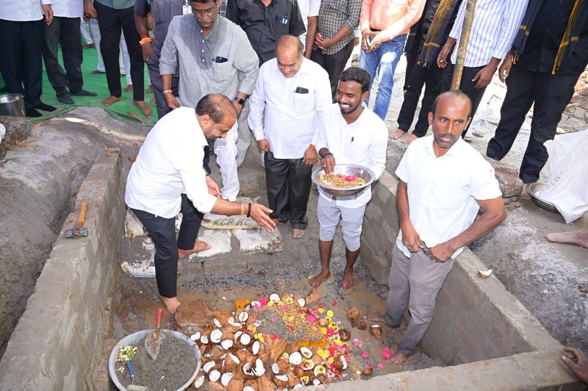 satyakumar_y's tweet photo. విజయవాడలో అఖిల భారతీయ విద్యార్థి పరిషత్(ABVP) నూతన భవన నిర్మాణం భూమిపూజ కార్యక్రమంలో పాల్గొన్నాను. ఆర్‌ఎస్‌ఎస్ ప్రచార ప్రముఖ్ శ్రీ సునీల్ అంబేకర్ గారు, ఏబీవీపీ అఖిల భారత సంఘటనా మంత్రి శ్రీ ఆశిష్ జీ గారు, కేంద్ర మంత్రివర్యులు శ్రీ @BjpVarma గారు, ఇతర ప్రజాప్రతినిధులతో కలసి ఈ కార్యక్రమంలో పాలుపంచుకున్నాను.

#ABVP #RSS #Vijayawada