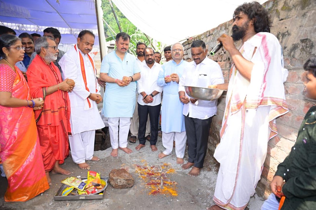 satyakumar_y's tweet photo. విజయవాడలో అఖిల భారతీయ విద్యార్థి పరిషత్(ABVP) నూతన భవన నిర్మాణం భూమిపూజ కార్యక్రమంలో పాల్గొన్నాను. ఆర్‌ఎస్‌ఎస్ ప్రచార ప్రముఖ్ శ్రీ సునీల్ అంబేకర్ గారు, ఏబీవీపీ అఖిల భారత సంఘటనా మంత్రి శ్రీ ఆశిష్ జీ గారు, కేంద్ర మంత్రివర్యులు శ్రీ @BjpVarma గారు, ఇతర ప్రజాప్రతినిధులతో కలసి ఈ కార్యక్రమంలో పాలుపంచుకున్నాను.

#ABVP #RSS #Vijayawada