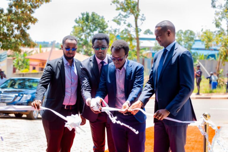 GeorgeSalomo1's tweet photo. Mu Cyanya Cyahariwe Inganda, i Masoro mu Karere ka Gasabo, hatangijwe uruganda rwa mbere mu Rwanda rukora ibikombe byo mu mpapuro, rukaba rufite ubushobozi bwo gukora ibigera ku bihumbi 100 ku munsi.

Uru ruganda rwitwa A-ZF Global ruri gukora ibikombe byitwa ‘Ishema Paper Cups https://t.co/j9dR6GyDbY