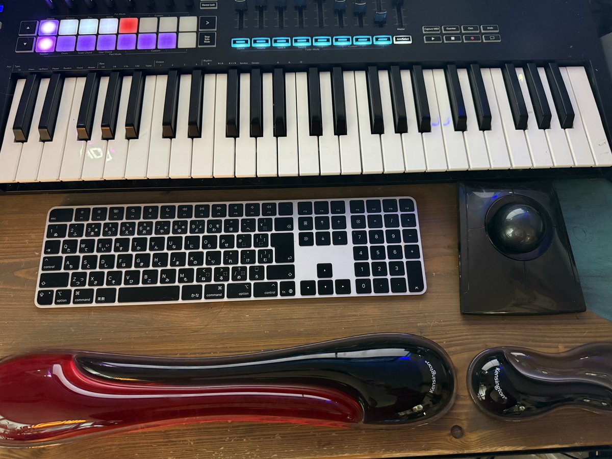 最近の手元🤲
ケンジントンだらけ。
Magic Keyboard低すぎて高くしたい🤷‍♂️