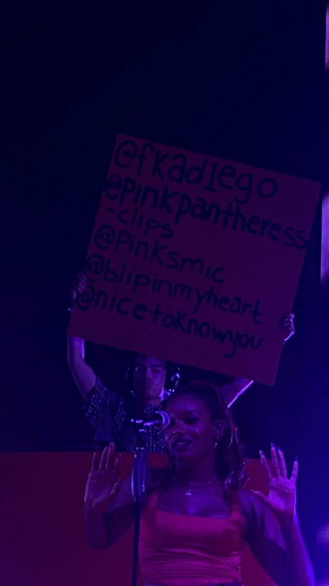 they got my @ on the jumbotronnnnn 😝