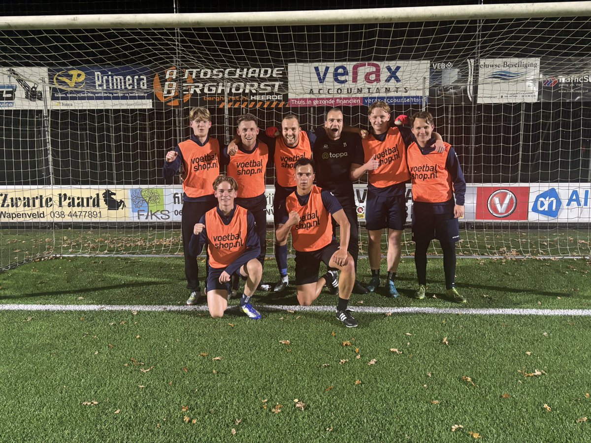 AnnevanderZiel5's tweet image. Spelersklassement partij

Gisteren optimaal getraind, heerlijke intensiteit en mooie duels gezien.

Zaterdag komt de koploper Zac op bezoek.
#ontwikkelen #presteren #spelersklassement