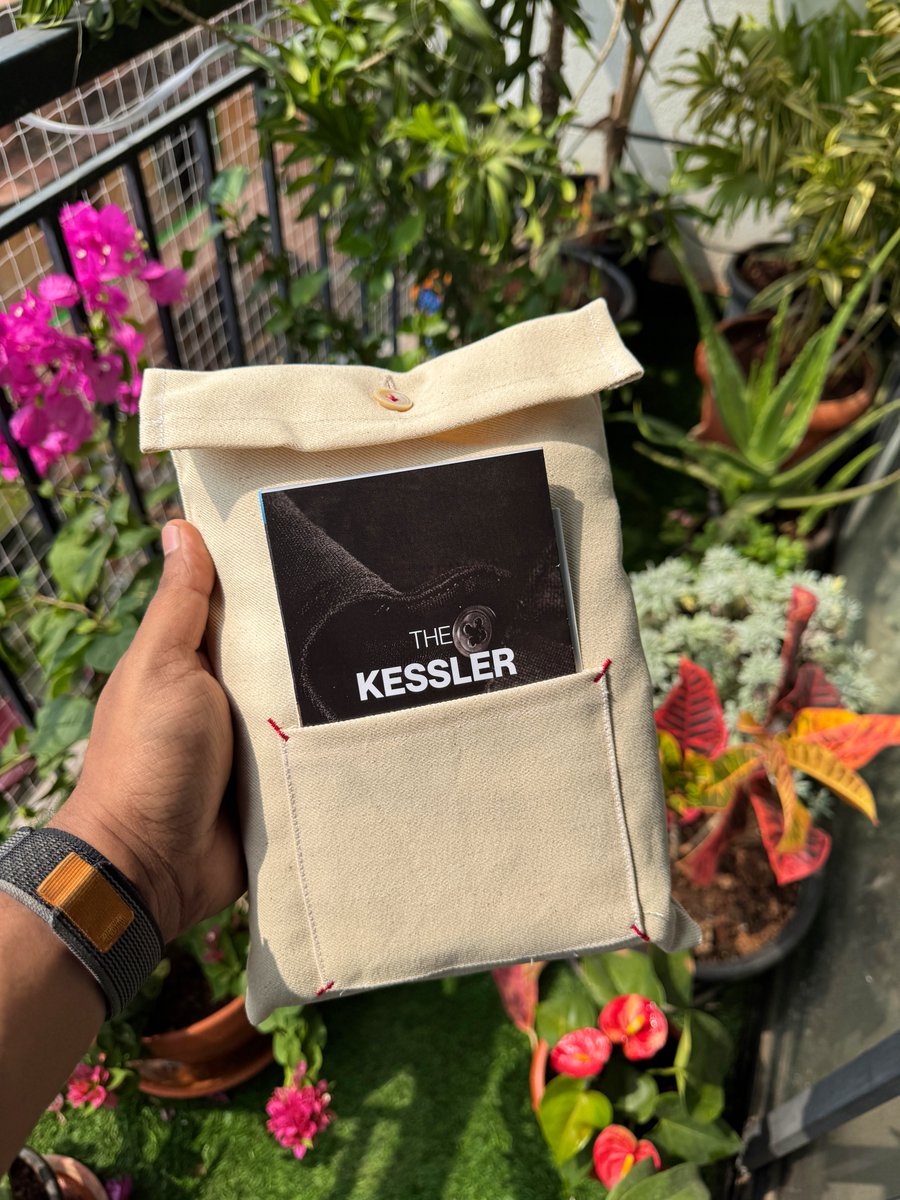 shashankmehta05's tweet image. It’s here! @thelayerproject Kessler polo.

I’m no @ku1deep when it comes to technical understanding of clothes, but the quality of collar &amp;amp; the button stitching immediately stands out.

The lifetime warranty is a fantastic bonus!