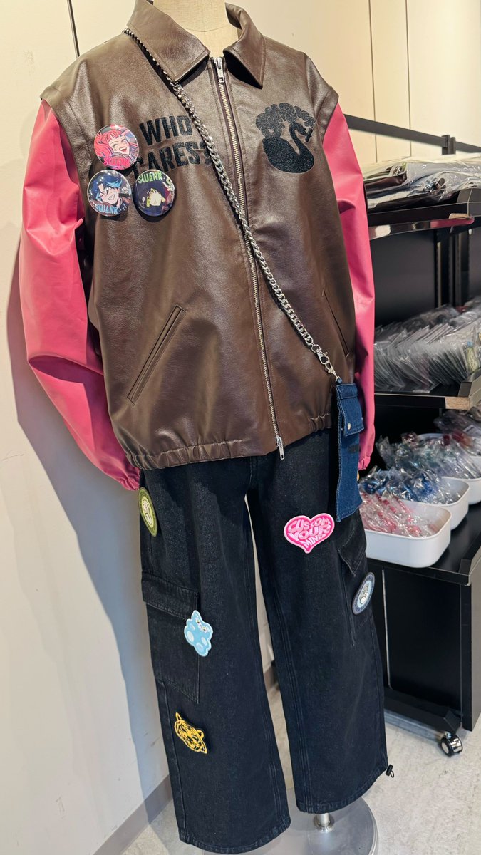swank_official_'s tweet photo. ━━━━*＼ 本日から❣／*━━━━
Paradox Live 6th Anniversary POP-UP SHOP
に #SWANK 25AW登場🦢
━━━━━━━━━━━━━━━━

会場には実物の展示も💜

※在庫数には限りがございます
※POP-UP SHOPでのご購入は、25AW購入特典の対象外となります

📍詳細はこちら
https://t.co/gu1NQkWocD https://t.co/ASBOH8tqdr