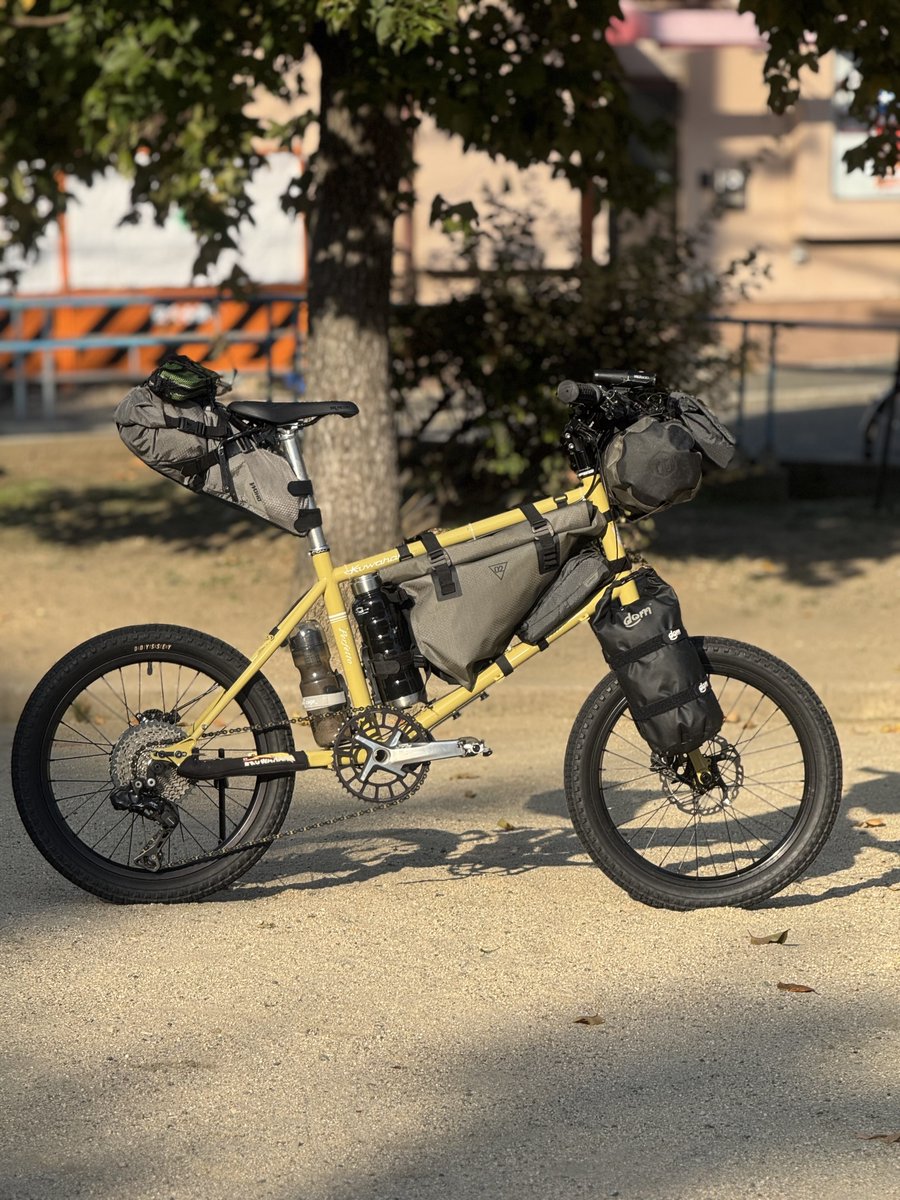 kuwahara_bike's tweet photo. 明日から岐阜県の<ラブレイク>で行われる「Bike and Camp」のためのセットアップが完了しました。来年2月発売予定の<Mobi-Pod>も持って行きますので、現地でご自身の自転車に装着可能か試すこともできます。スタンドがない自転車にも簡単に装着可能で、ご希望の場所で、アングルで写真撮影が可能です。 https://t.co/ZMcSMGuzK0
