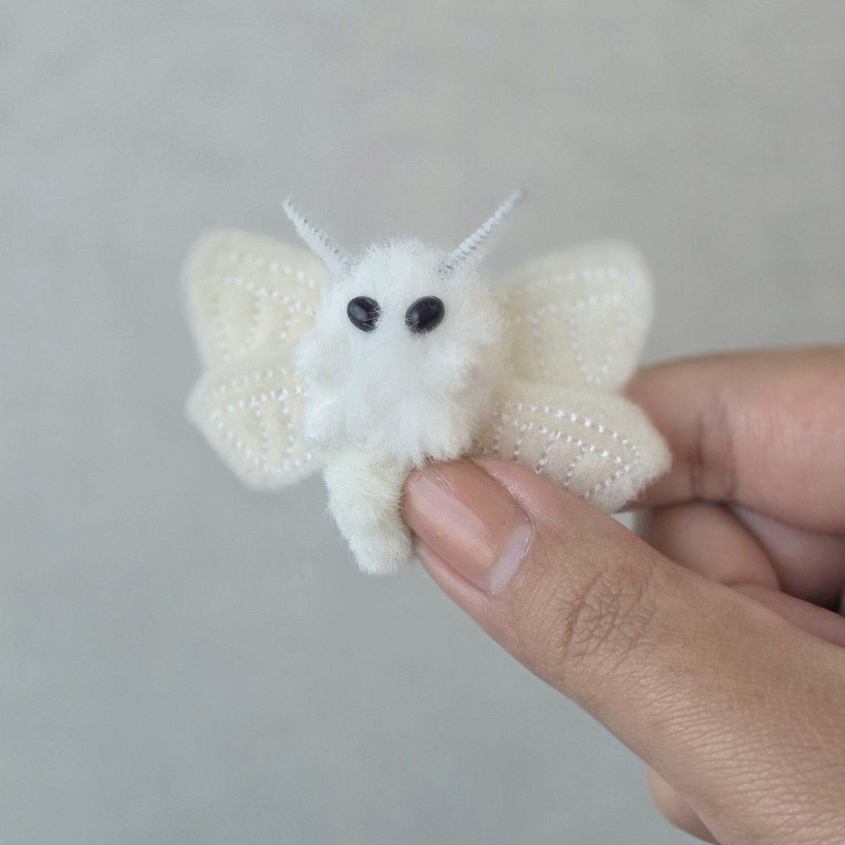 초미니 애기 누애나방 만들어봤어요
몸통이 엄지손톱만해요
앙증맞게 달린 다리가 매력 포인뚜