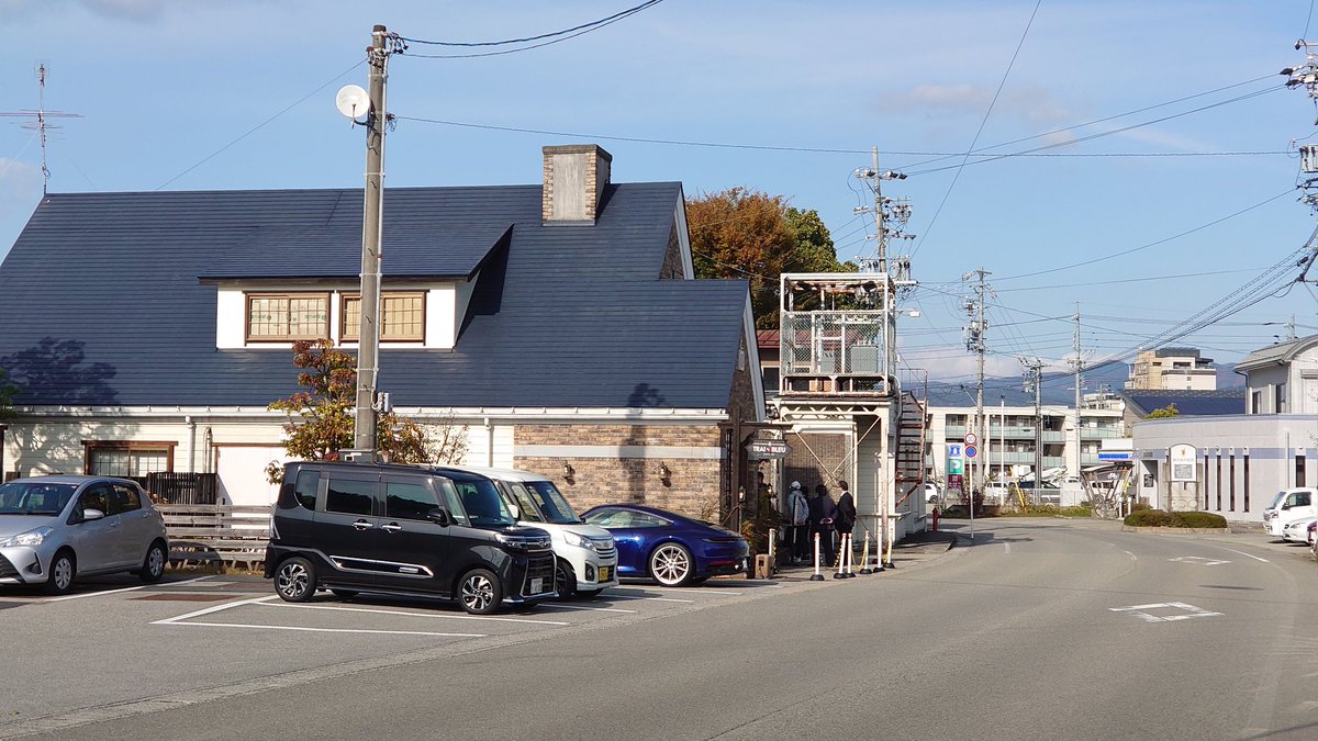 PCM8's tweet image. 青空に映えるレンガの外壁、煙突のある小さな洋館。
ここは高山の「トラン・ブルー」🥐✨
平日昼間から人が並ぶのも納得の、香りだけで幸せになれるパン屋さん。

扉を開けた瞬間にふわっと広がるバターの甘い香り。
焼きたてのクロワッサンがガラス越しに輝いていて、…