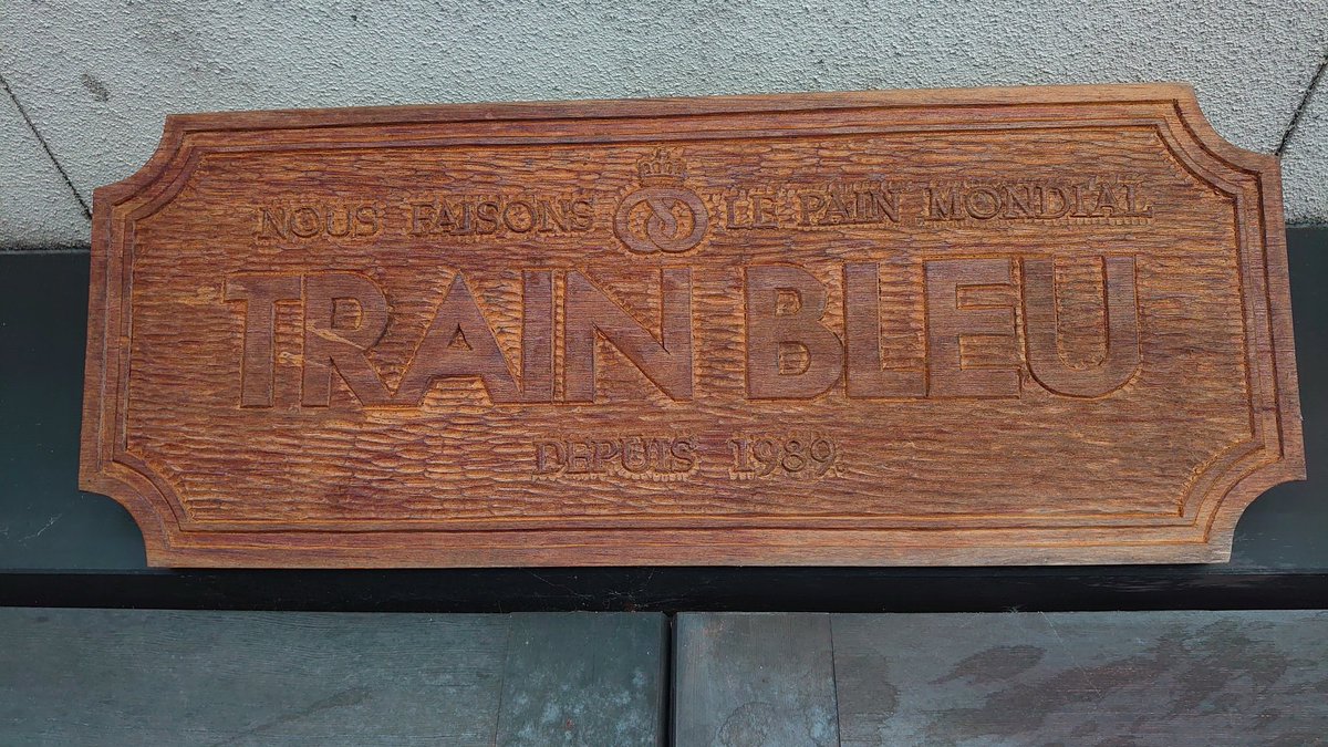 PCM8's tweet image. 青空に映えるレンガの外壁、煙突のある小さな洋館。
ここは高山の「トラン・ブルー」🥐✨
平日昼間から人が並ぶのも納得の、香りだけで幸せになれるパン屋さん。

扉を開けた瞬間にふわっと広がるバターの甘い香り。
焼きたてのクロワッサンがガラス越しに輝いていて、…
