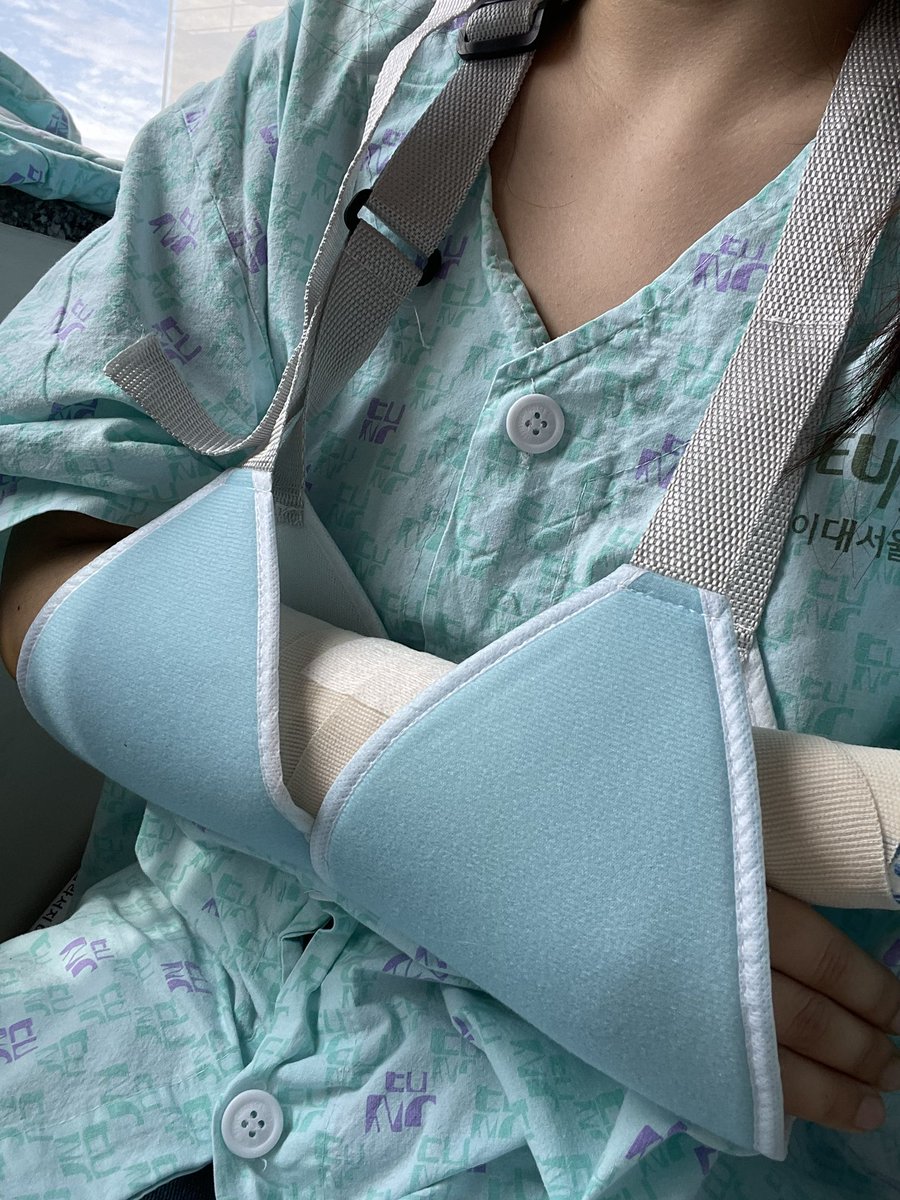 소설 휴재의 이유입니다… 빠르게 회복하여 다시 독자님들께 다가가도록 노력하겠습니다ㅠㅜ 다들 계단 조심하세요…🥲😇