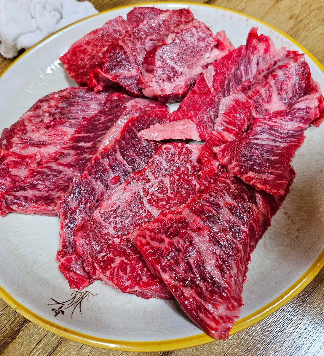 비트코인 고기집⚡️고기구워먹는집⚡️] - 비트코인 결제가 가능한 아산의 첫번째 고기집. - 숙성생삼겹 전문으로, 참나무 숯으로 만든  고기와 직접 김장한 김치가 특징. (당연히 비트코인 결제 매장이므로 무료 홍보) 주소: 충남 아산시 번영로93번길 35-7