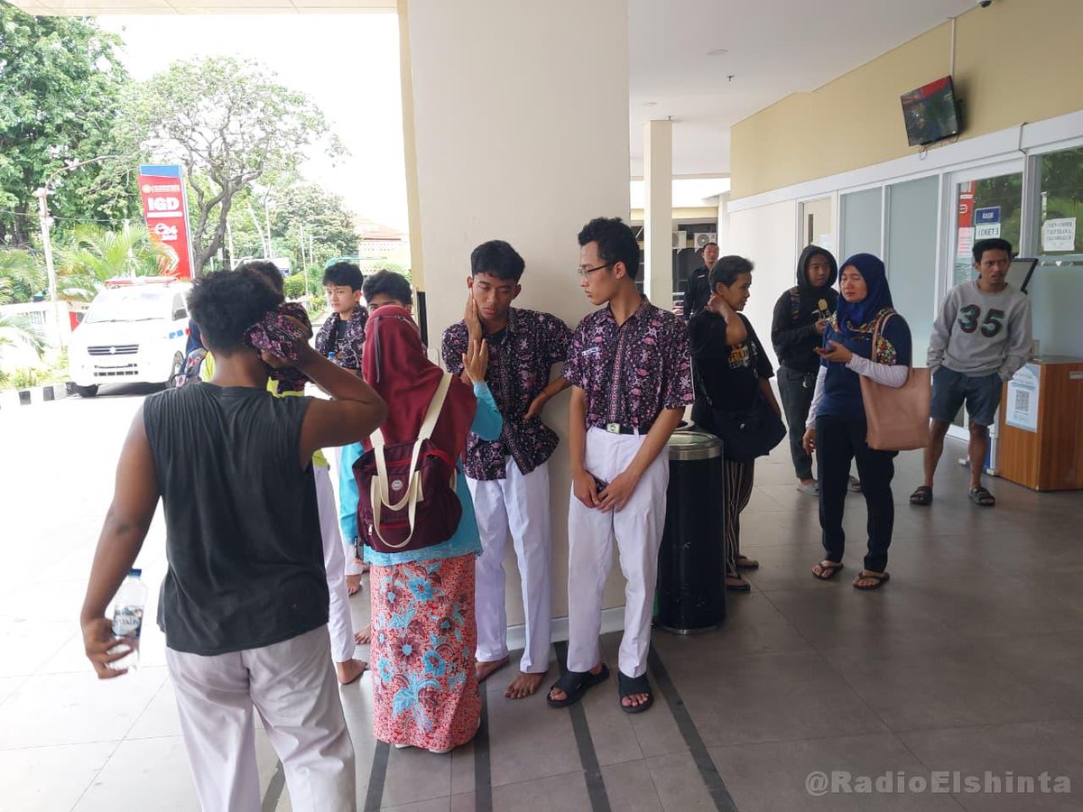 RadioElshinta's tweet image. 13.54: Terjadi ledakan di Masjid SMAN 72 Jakarta Utara korban di larikan ke RS Islam. (Pak Sigit)
@Poldametrojaya_ 

#bom #sma #jakartautara