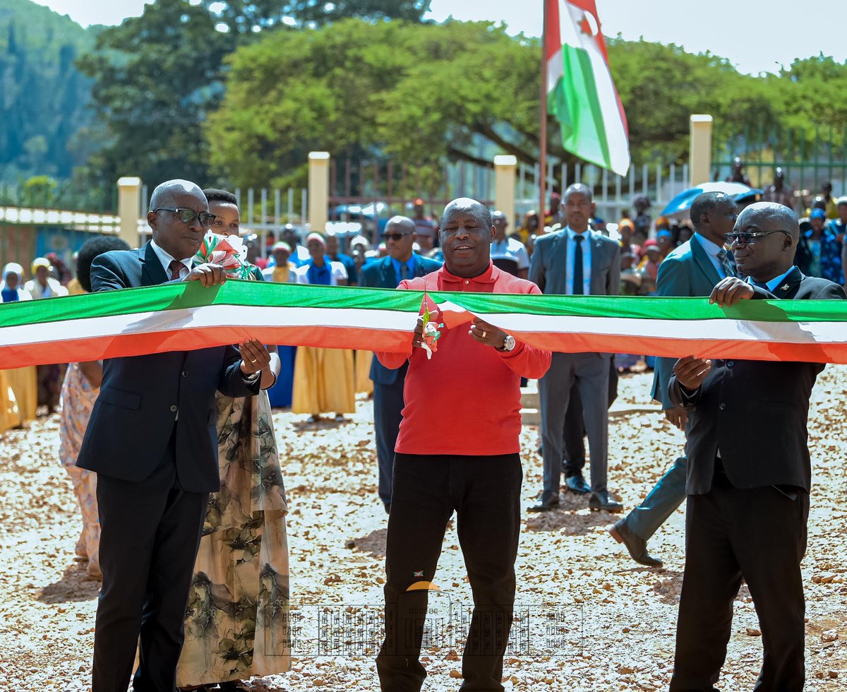 KwaNtare's tweet image. Inyuma yo gushikiriza Musitanteri mushasha wa komine #Busoni Nyenicubahiro @GeneralNeva yaciye yugurura icese inyubakwa nshasha y'ibiro vya Komine #Busoni