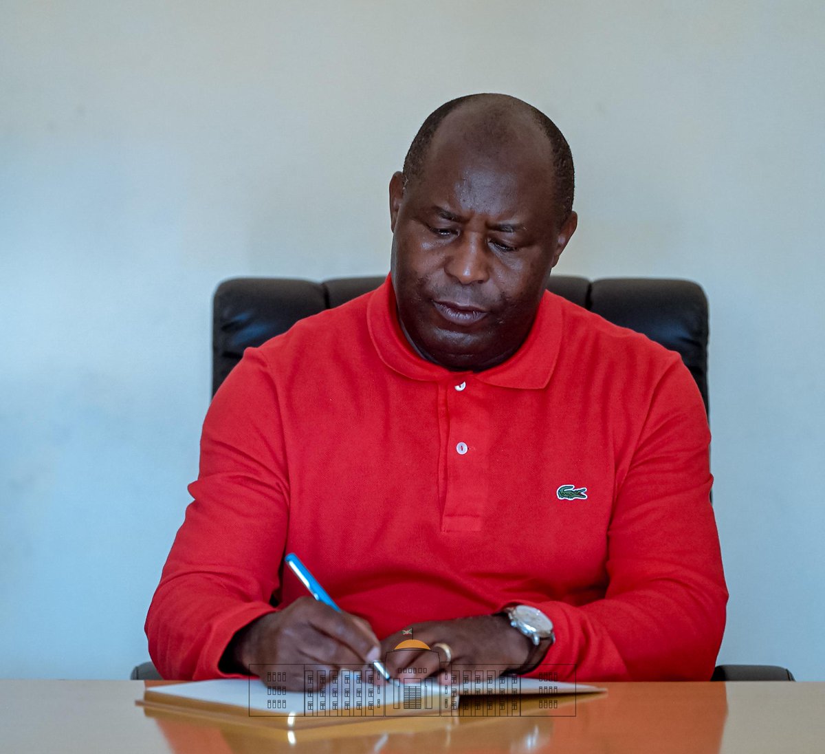 KwaNtare's tweet image. Inyuma yo gushikiriza Musitanteri mushasha wa komine #Busoni Nyenicubahiro @GeneralNeva yaciye yugurura icese inyubakwa nshasha y'ibiro vya Komine #Busoni