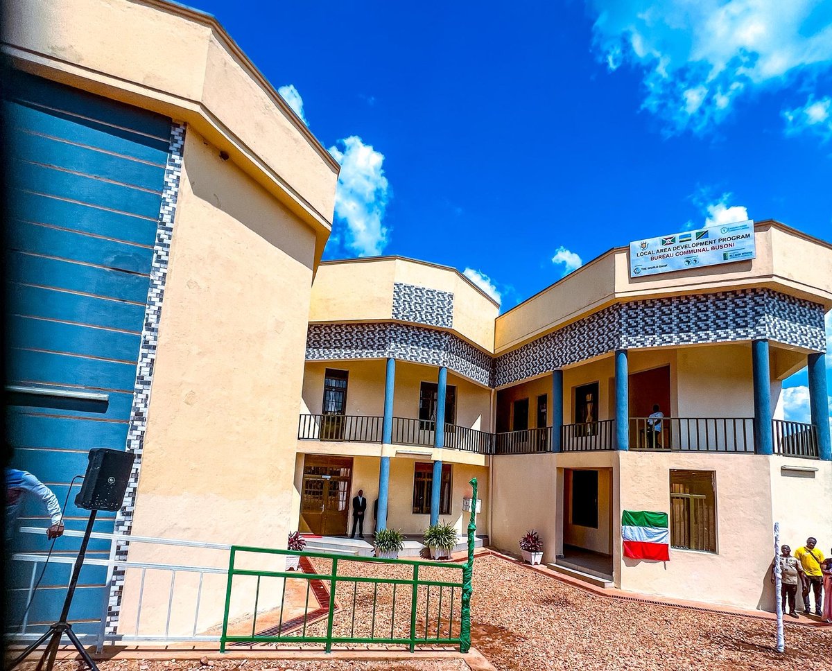 KwaNtare's tweet image. Inyuma yo gushikiriza Musitanteri mushasha wa komine #Busoni Nyenicubahiro @GeneralNeva yaciye yugurura icese inyubakwa nshasha y'ibiro vya Komine #Busoni