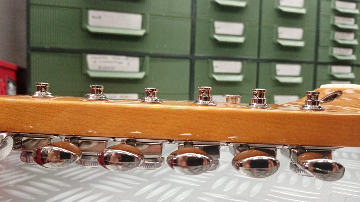 Io e la mia signorina staremo bene insieme. 😍 Già nelle sapienti mani di #StefanoMura #AlchimedeLiuteria a #Sassari per customizzazione. Meccaniche #Gotoh autobloccanti per cominciare. #Squier #Telecaster #ClassicVibe 50's designed and backed by #Fender