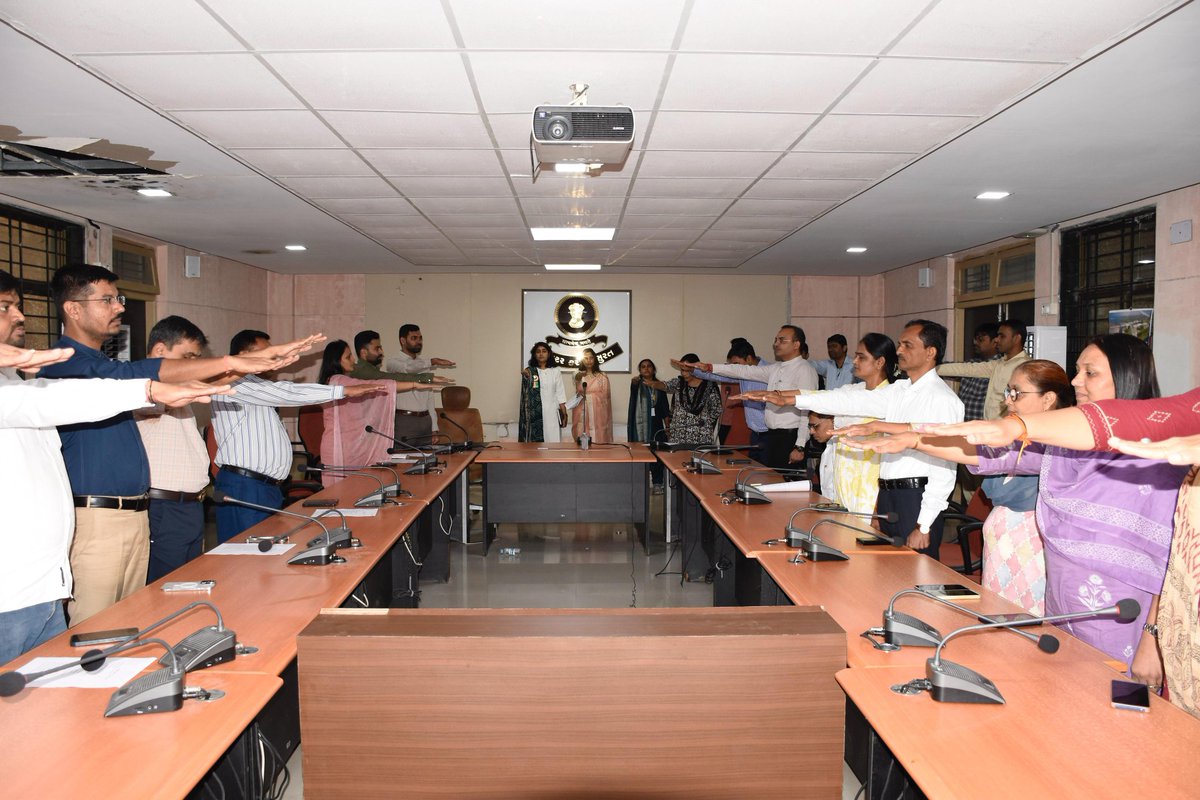 આજ રોજ રાષ્ટ્ર ગીત "વંદે માતરમ@૧૫૦" ની ઉજવણીના ભાગરૂપે કલેક્ટર કચેરી ખાતે અધિકારીશ્રીઓ/કર્મચારીશ્રીઓ દ્વારા રાષ્ટ્ર ગીત "વંદે માતરમ્" ના મુળ સ્વરૂપનું સમુહગાન. તેમજ રોજિંદા જીવનમાં સ્વદેશી વસ્તુઓ અપનાવવાના શપથ લીધા.
#VandeMataram #VandeMataram150
#150YearsOfVandeMataram

<a href="/CMOGuj/">CMO Gujarat</a>