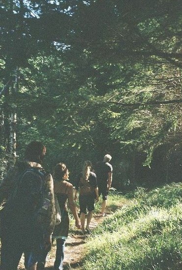 ThinkerrTyrells's tweet image. Modern Tyrell Siblings on a hike in Highgarden