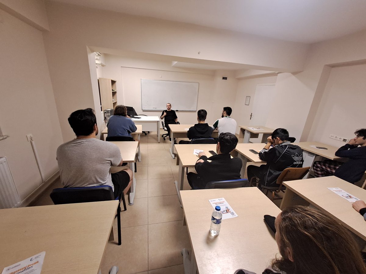 📍Aziziye Yurdu
Psikoloğumuz Yunus Sucu tarafından öğrencilerimizin sınav dönemlerinde yaşadığı kaygıyı azaltmak ve psikolojik dayanıklılığı artırmak amacıyla “Stres Yönetimi ve Sınav Kaygısı Atölyesi” düzenlendi. 🧠💬