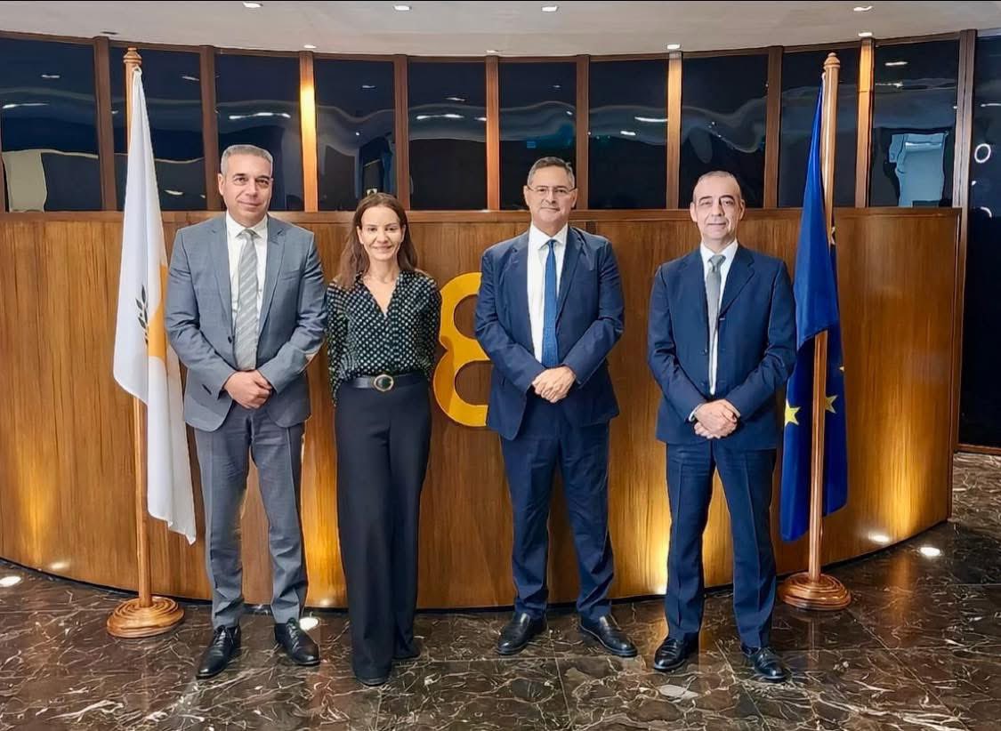 📍Εθιμοτυπική Επίσκεψη του Διοικητή της Κεντρικής Τράπεζας στον Επίτροπο Επικοινωνιών

Εθιμοτυπική επίσκεψη στα γραφεία του Επιτρόπου Επικοινωνιών - <a href="/CoCcyOffice/">Γραφείο Επιτρόπου Επικοινωνιών</a> -  πραγματοποίησε ο Διοικητής της Κεντρικής Τράπεζας της Κύπρου <a href="/centralbankcy/">Central Bank Of Cyprus</a> , κ.  <a href="/PatsalidesChris/">Chris Patsalides</a> , συνοδευόμενος