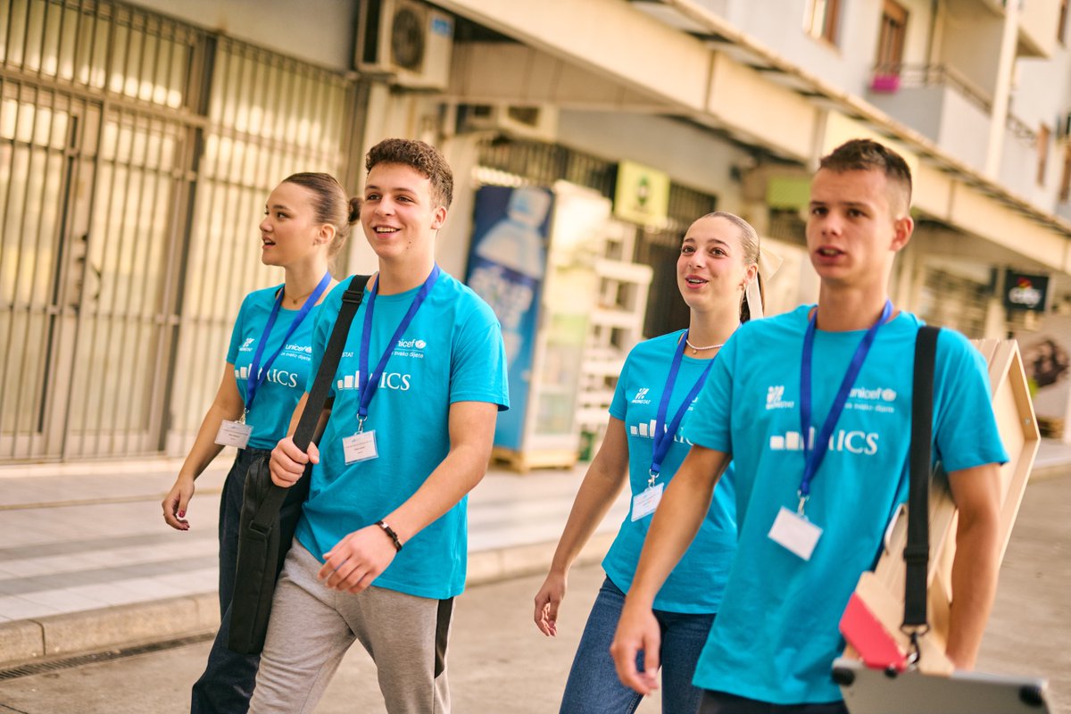 👥 Transparentnost i povjerenje su ključni za uspješno MIKS istraživanje. Ako je vaše domaćinstvo odabrano kao dio uzorka, na vrata će vam od 20. oktobra pokucati par anketara.

Evo kako da znate da je riječ o osobama od povjerenja:

✅ nose plave majice, zvanične akreditacije