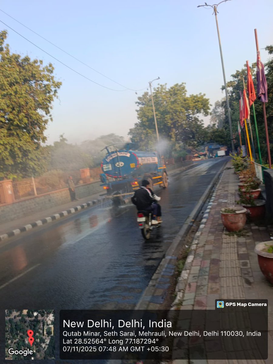 DCSOUTHZONE's tweet image. 💧 Water sprinklers deployed to suppress dust and improve air quality across the zone. Continuous efforts towards a cleaner, healthier Delhi. #MCD #SwachhDelhi #AirPollutionControl
