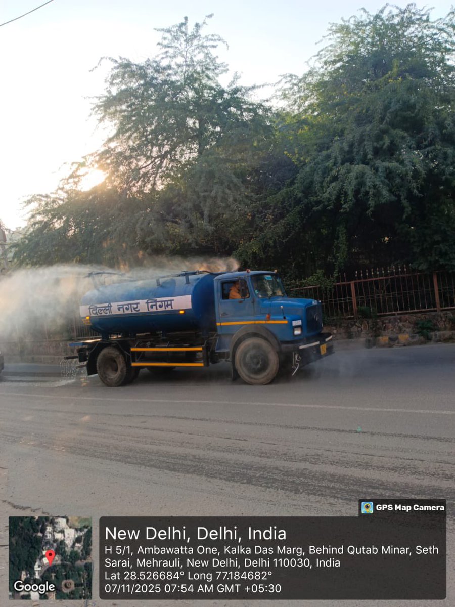 DCSOUTHZONE's tweet image. 💧 Water sprinklers deployed to suppress dust and improve air quality across the zone. Continuous efforts towards a cleaner, healthier Delhi. #MCD #SwachhDelhi #AirPollutionControl