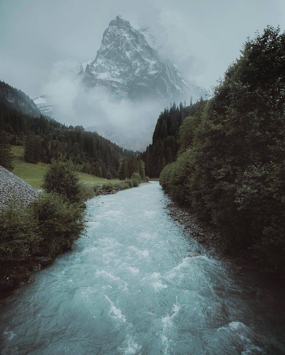 Somewhere winter comes &amp; snow falls, Despite the cold river, I'm not calm......🍁🏔🌨

Łěő🎧