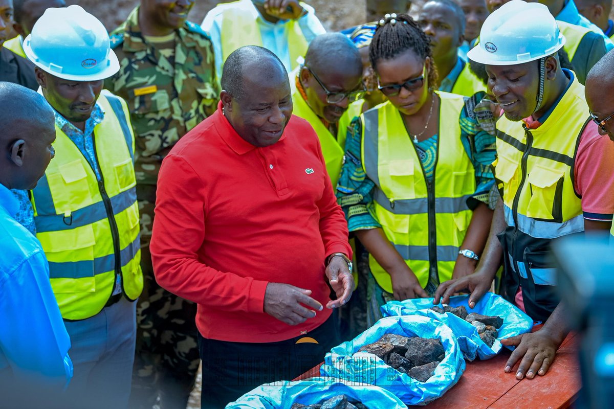 KwaNtare's tweet image. Umukuru w'igihugu c'U #Burundi Nyenicubahiro @GeneralNeva yaragendeye koperative NIYOGUSHIMWA icukura ubutare bw'inzahabu k'ubuhinga bwa none muri komine ya #Busoni zone Mukenke mu ntara ya @PButanyerera kugira yongere atere intege ivyo bikorwa vyiza bizoteza imbere igihugu.